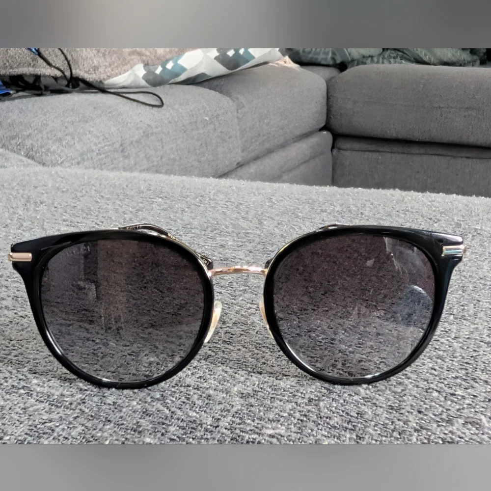 Gucci Women's Sunglasses in Black and Gold
